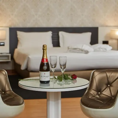 Hotel Amadeos - - Porto 3*