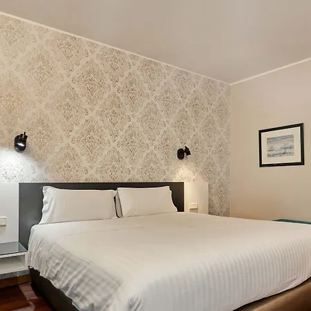 Отель Amadeos - - Porto