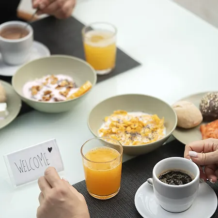 Amadeos - - Porto Отель 3*