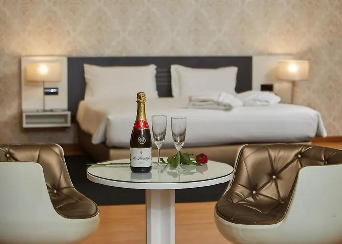 Hotel Amadeos - - Porto 3*