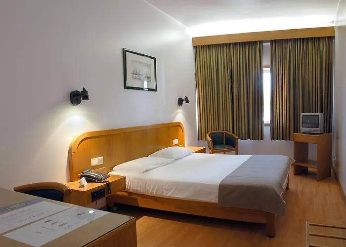 Hotel Amadeos - - Porto